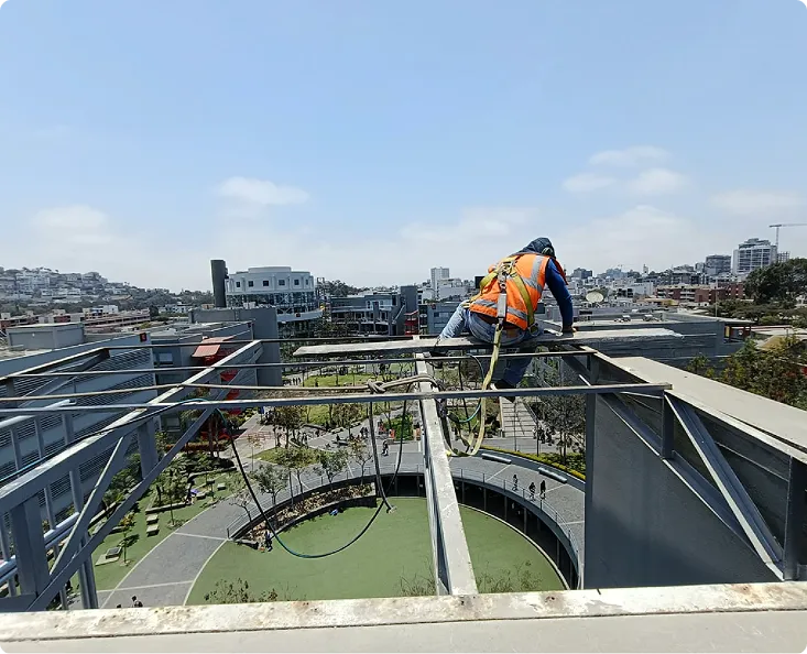 Instalación de cielo raso y trabajos de enchapado