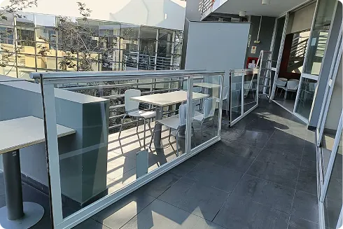 Implementación de Ambiente con Mamparas en Vidrio Templado con Estructura Metálica - San Isidro