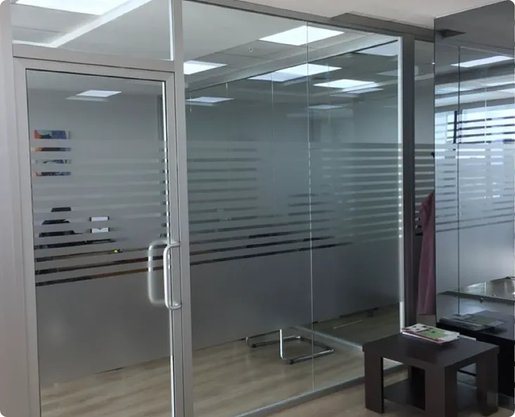 Instalación de mamparas y sistemas en vidrio